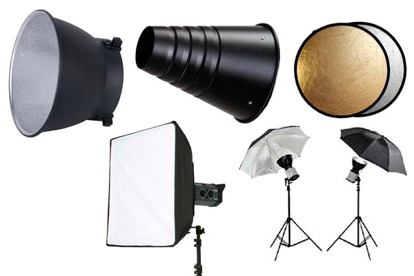 Diversos accesorios que permiten modificar y controlar la iluminación de un estudio fotográfico