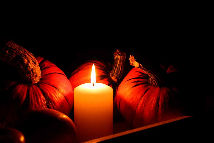 Fotografía de un bodegón iluminado por la llama de una vela