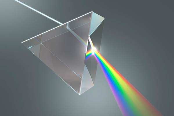 Difracción de la luz. Al atravesar un prisma, la luz blanca se descompone en sus colores: rojo, naranja, amarillo, azul y violeta